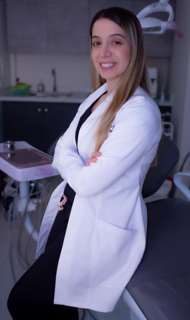 Foto de la Doctora Leydi, especialista en diseño y microdiseño de sonrisa en el consultorio PROSMILE en Belén, Medellín